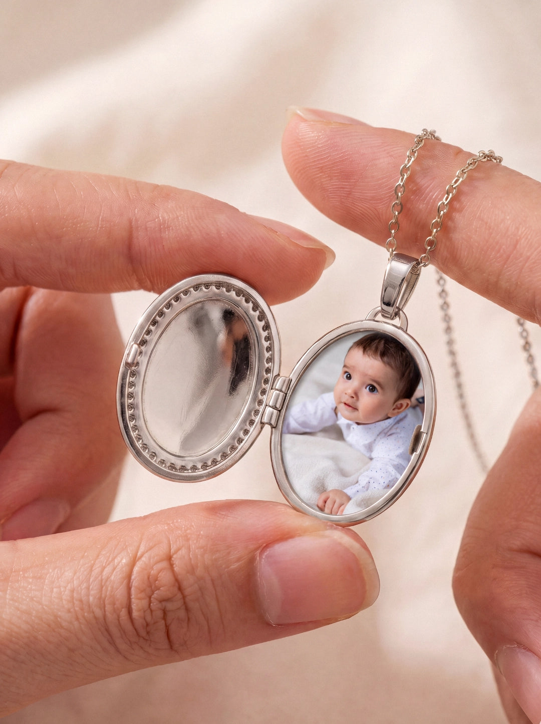 Collier médaillon photo argenté porté par une femme